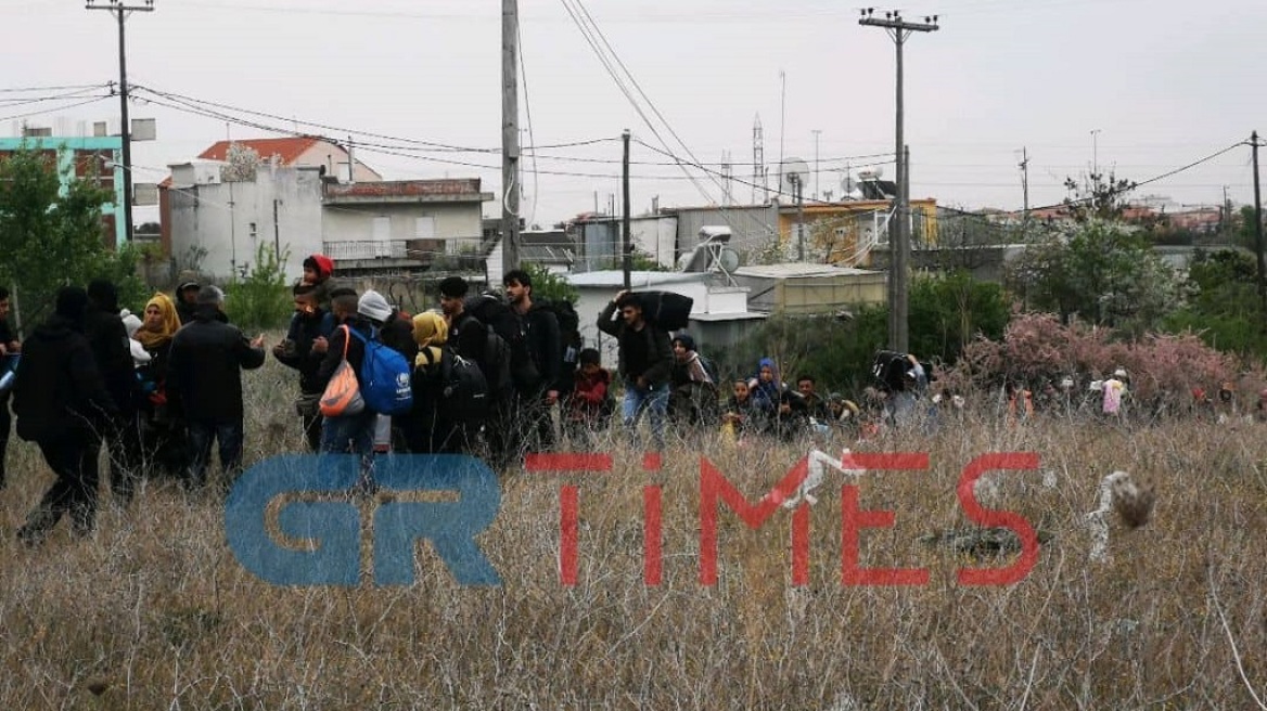 Σκηνές Ειδομένης στα Διαβατά: Πρόσφυγες προσπαθούν να φτάσουν στον υπαίθριο καταυλισμό - Τους εμποδίζουν αστυνομικοί