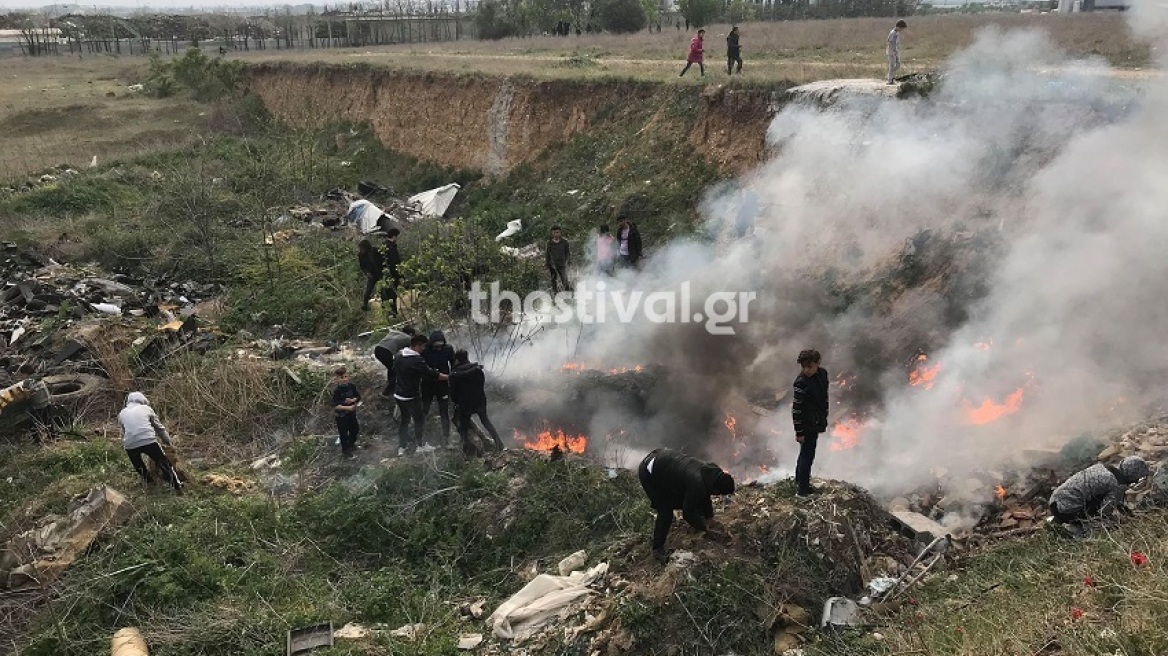 Βίντεο: Φωτιά σε απορρίμματα δίπλα στο κέντρο φιλοξενίας των Διαβατών