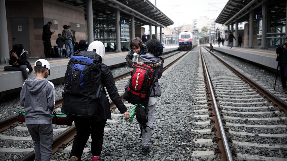 Αποχωρούν σταδιακά οι πρόσφυγες από τον σταθμό Λαρίσης