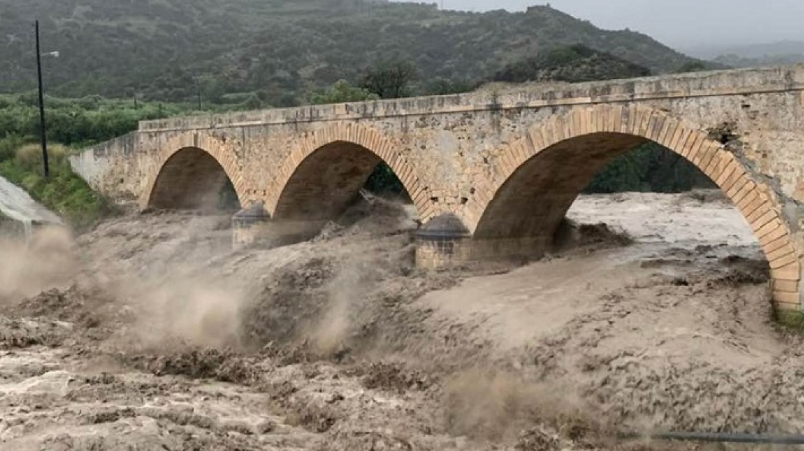 Κρήτη: Η κακοκαιρία απειλεί την 130 ετών γέφυρα του Μύρτου