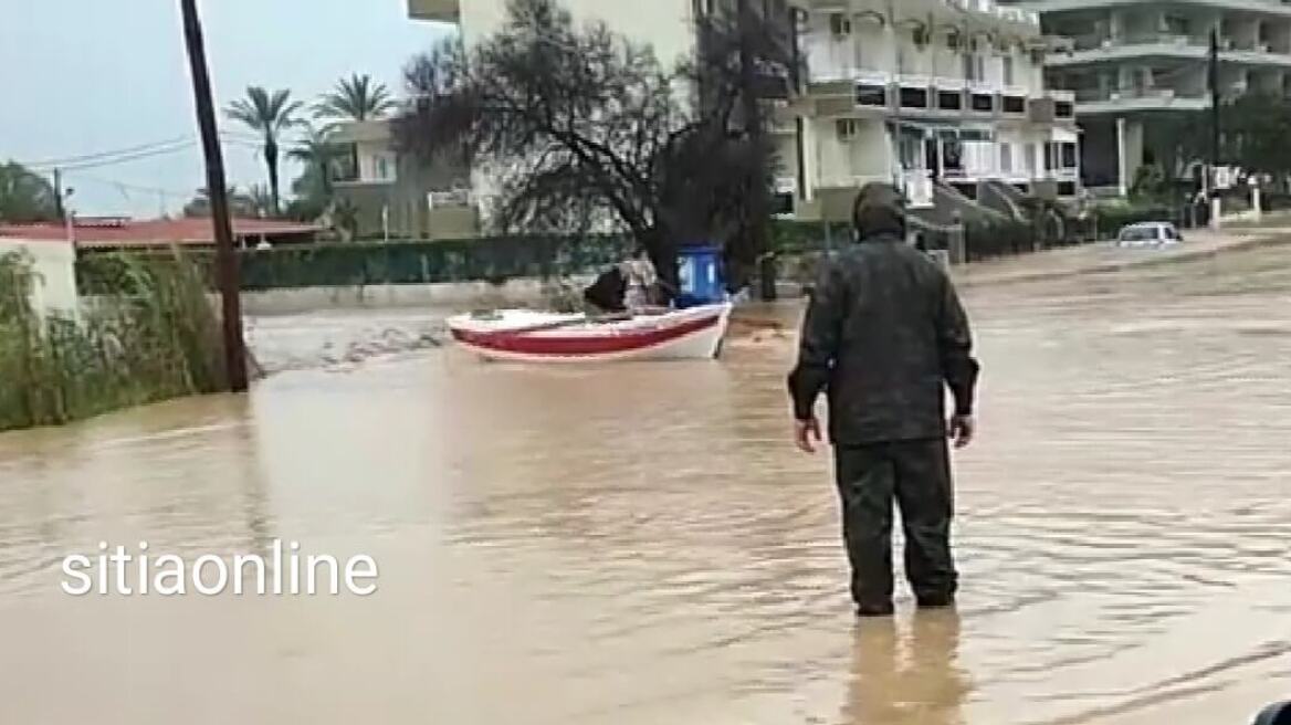 «Πνίγηκε» από την κακοκαιρία πάλι η Κρήτη: Με βάρκες μετακινούνται στο Λασίθι