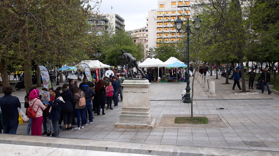 Free Cone Day: Ουρές στο Σύνταγμα για ένα δωρεάν παγωτό - Δείτε φωτογραφίες