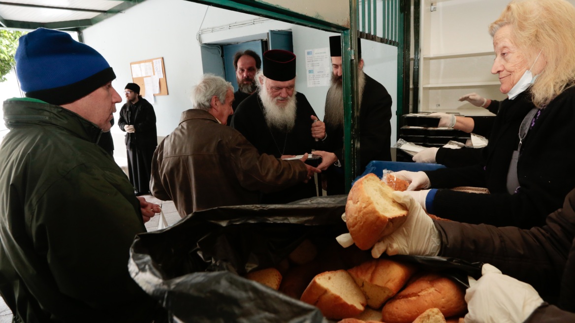 Αιφνιδιαστική επίσκεψη του Ιερωνύμου στο κεντρικό συσσίτιο της Αρχιεπισκοπής Αθηνών