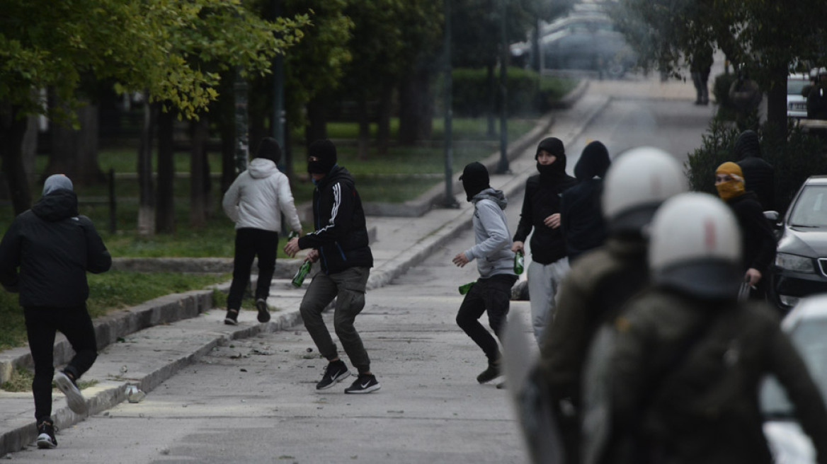 Επεισόδια με μολότοφ και πετροπόλεμος στην Πατησίων - Δείτε βίντεο