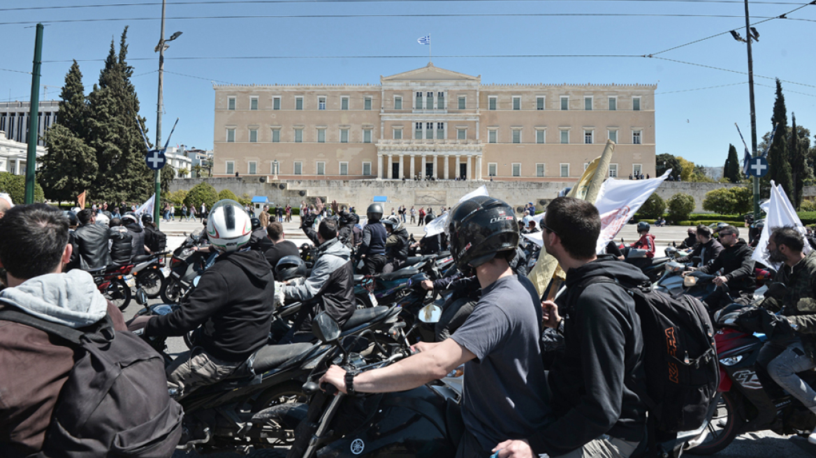 Νομοσχέδιο υπουργείου Εργασίας: Τι αλλάζει για ντελιβεράδες - Πώς θα γίνονται οι απολύσεις