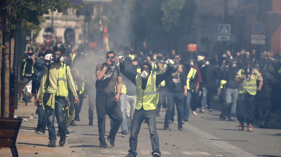 Γαλλία: Συγκρούσεις των κίτρινων γιλέκων με την αστυνομία - 50 συλλήψεις σε Τουλούζη και Παρίσι