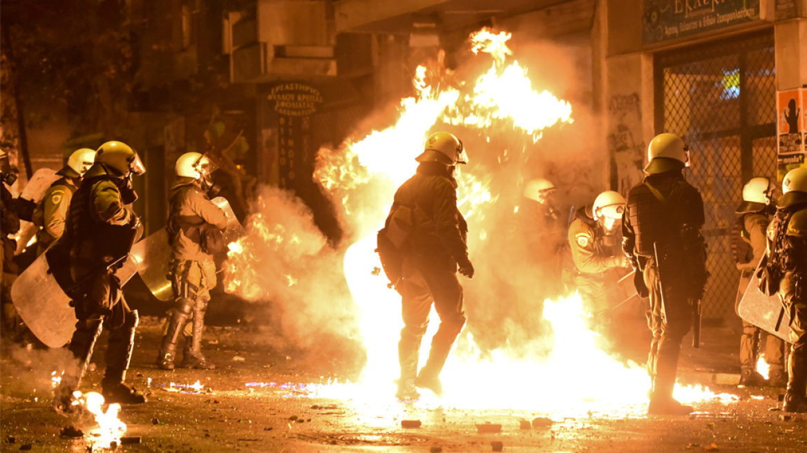 Πεδίο μάχης τα Εξάρχεια - Τραυματίστηκε αστυνομικός