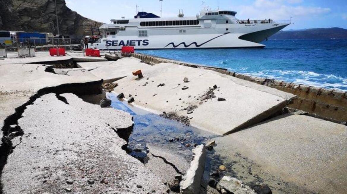 Φωτογραφίες: Τα κύματα κατέστρεψαν το λιμάνι της Σαντορίνης 