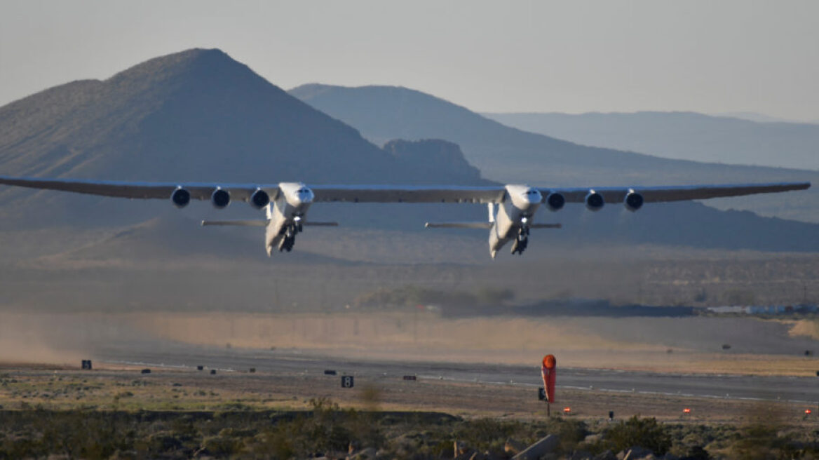 Stratolaunch: Το εντυπωσιακό «μεγαλύτερο αεροπλάνο στον κόσμο» έκανε δοκιμαστική πτήση