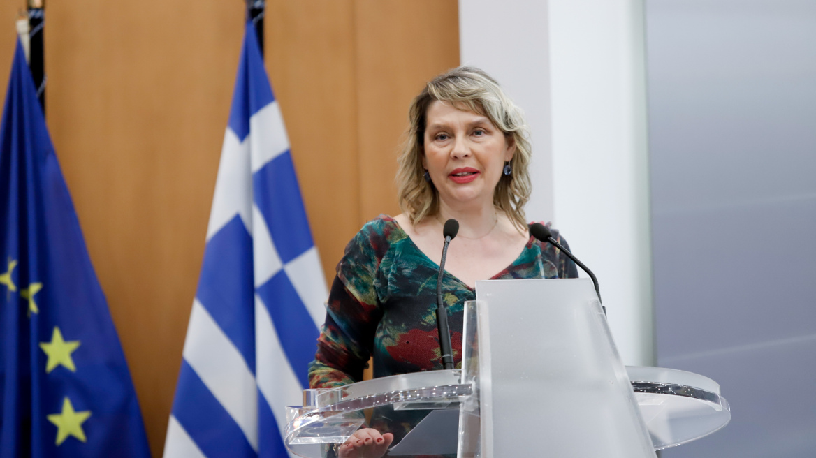 Παπακώστα: Όσοι θυμήθηκαν τη Μαρία Αντουανέτα, ας ρωτήσουν τον καθρέφτη τους