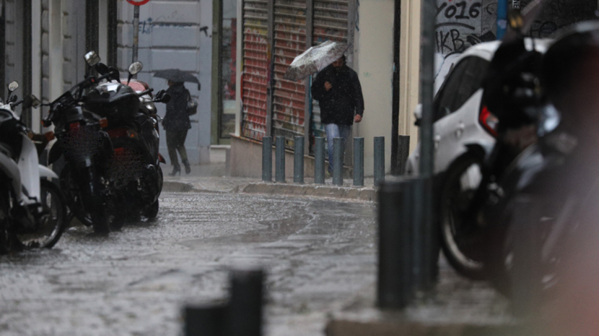 Καιρός: Ισχυρές βροχές, καταιγίδες και χαλάζι μέχρι την Τετάρτη