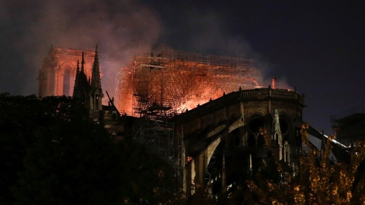 Παναγία των Παρισίων: Σώθηκε από ολική καταστροφή το οικοδόμημα του ναού, λένε οι Γάλλοι πυροσβέστες