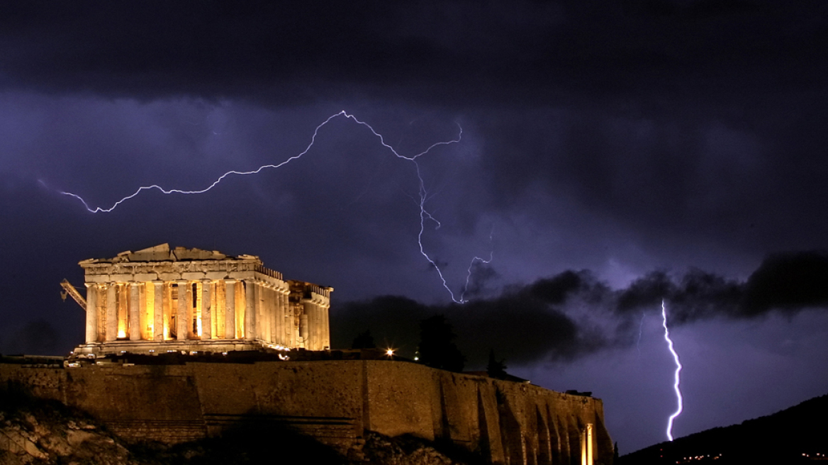 Κεραυνός στην Ακρόπολη- Τραυματίας συγκλονίζει: «Με χτύπησε μία λάμψη, κάηκα...»