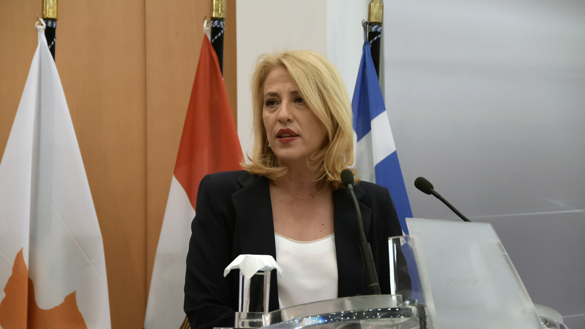 Η Ρένα Δούρου καταγγέλλει κακόβουλη αποστολή ομαδικών sms με υβριστικό περιεχόμενο