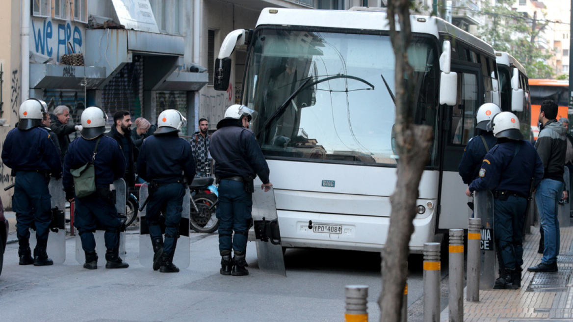 Εξάρχεια: Ολοκληρώθηκε η επιχείρηση της ΕΛ.ΑΣ. σε δύο υπό κατάληψη κτίρια - 68 προσαγωγές, δύο συλλήψεις