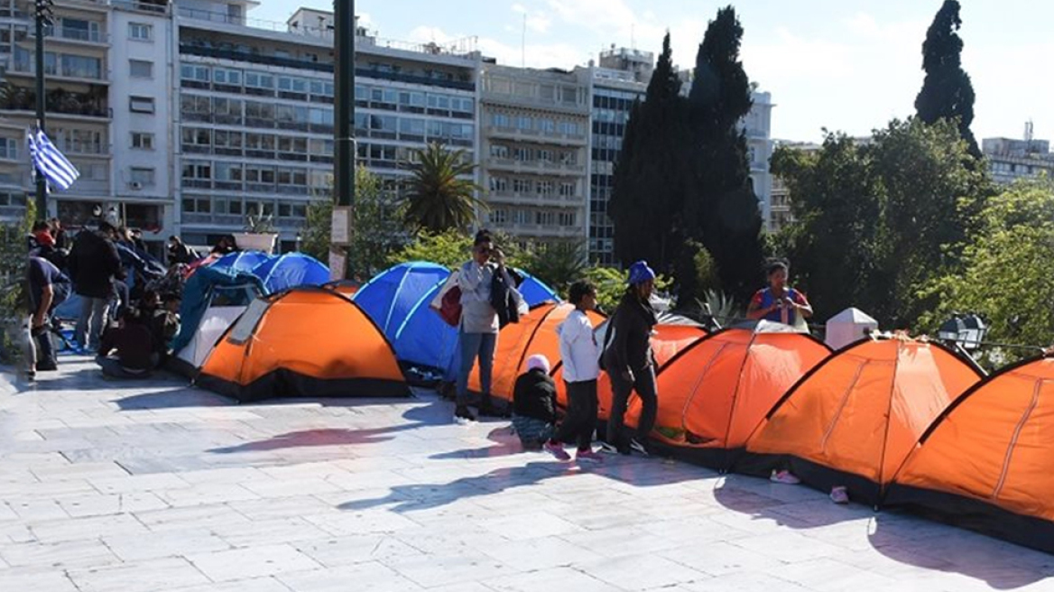 Οι πρόσφυγες κατασκήνωσαν στο Σύνταγμα μετά την εκκένωση της κατάληψης στα Εξάρχεια