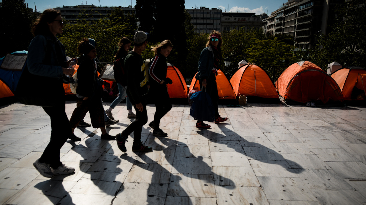  Οι μετανάστες παραμένουν στις σκηνές τους στο Σύνταγμα - Αρνούνται να μεταφερθούν σε δομές