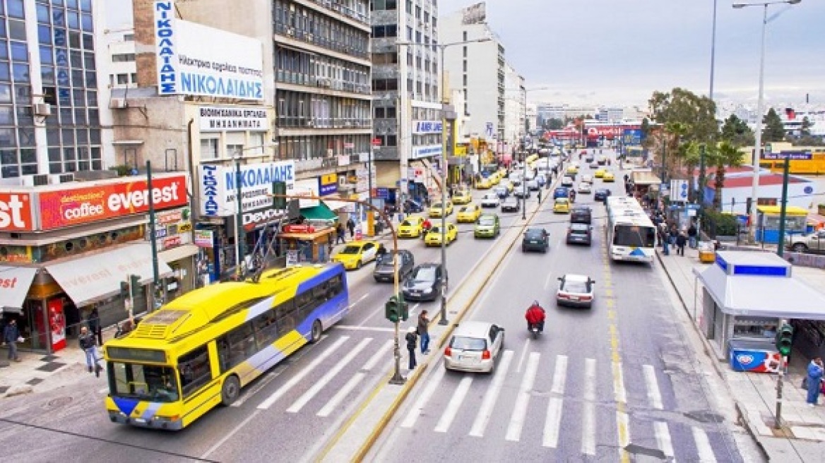 Κίνηση τώρα: Χαμηλές ταχύτητες στο λιμάνι του Πειραιά - Προβλήματα και στον Κηφισό 