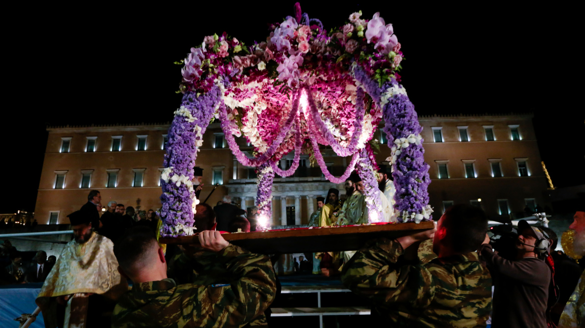 Με κατάνυξη η ακολουθία και η περιφορά του Επιταφίου σε όλη τη χώρα - Δείτε φωτογραφίες