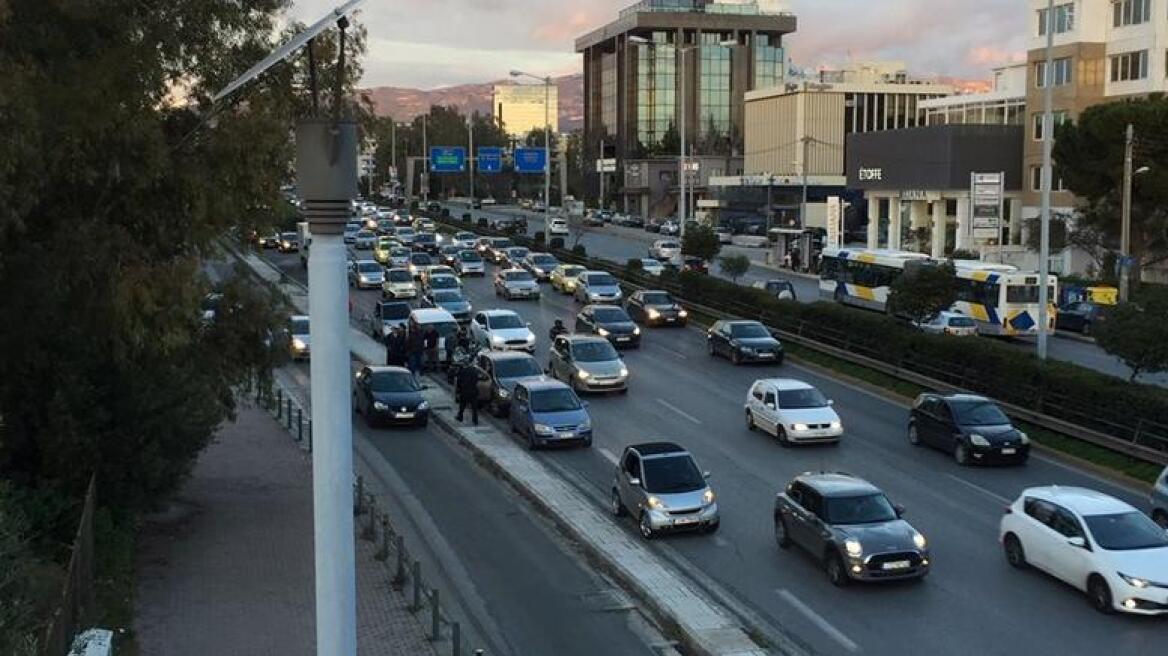 Καραμπόλα τριών αυτοκινήτων στην Κηφισίας 