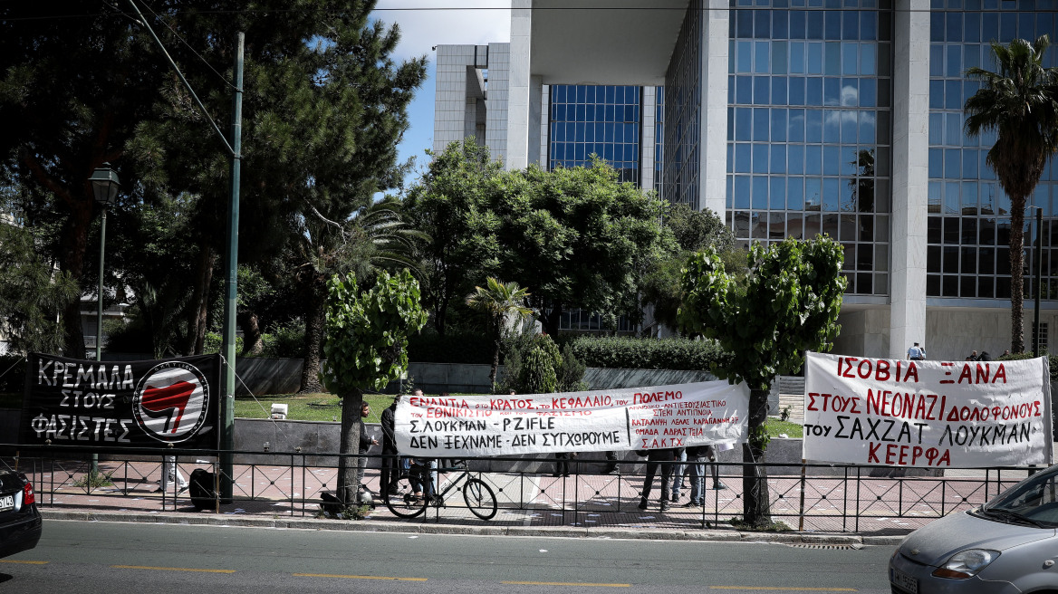 «Έσπασαν» τα ισόβια για τη δολοφονία Λουκμάν - Πέταξαν αντικείμενα οι συγκεντρωμένοι