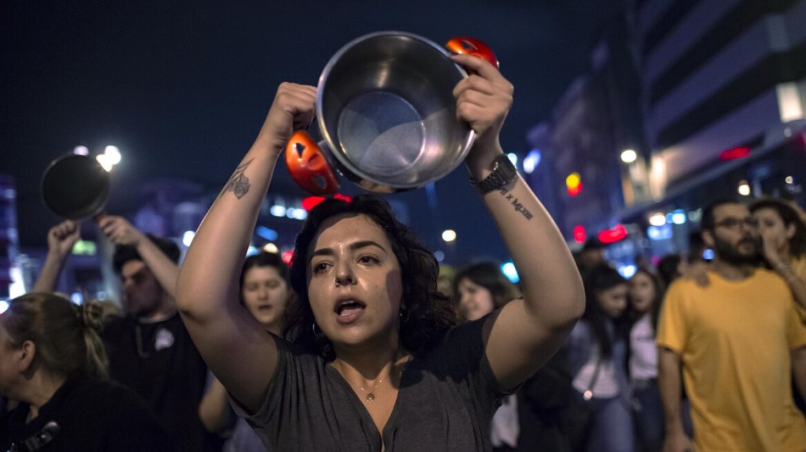 Διαμαρτυρία με κατσαρόλες στην Κωνσταντινούπολη - Στους δρόμους οι υποστηρικτές του Ιμάμογλου