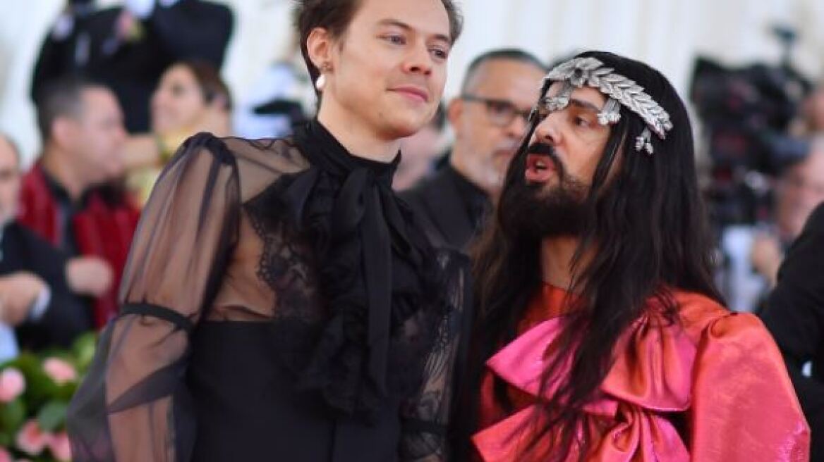 Ο Harry Styles πήγε στο Met Gala με ψηλοτάκουνα και see-though σύνολο... και οι φαν του παραληρούν!