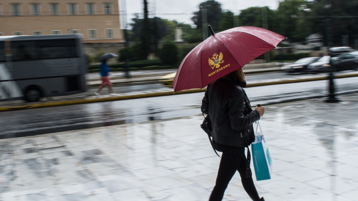 Ο καιρός σήμερα: «Φθινοπωρινή» η Τρίτη με βροχές, καταιγίδες και πτώση της θερμοκρασίας  