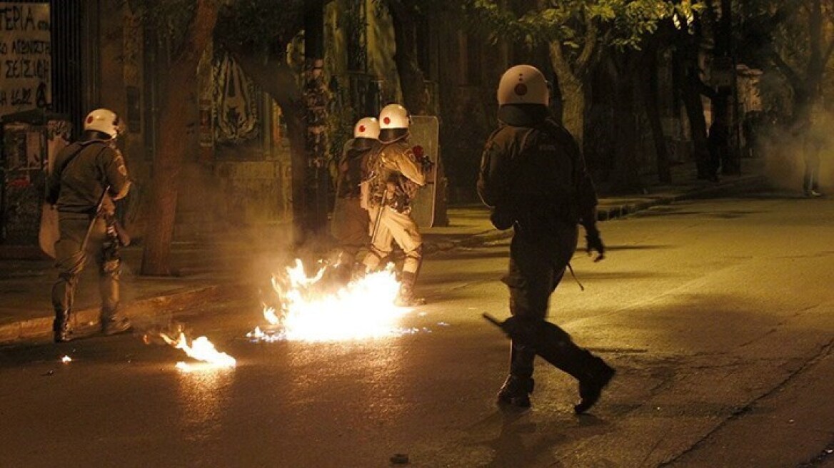 Μολότοφ σε διμοιρίες των ΜΑΤ στη συμβολή των οδών Τοσίτσα και Πατησίων