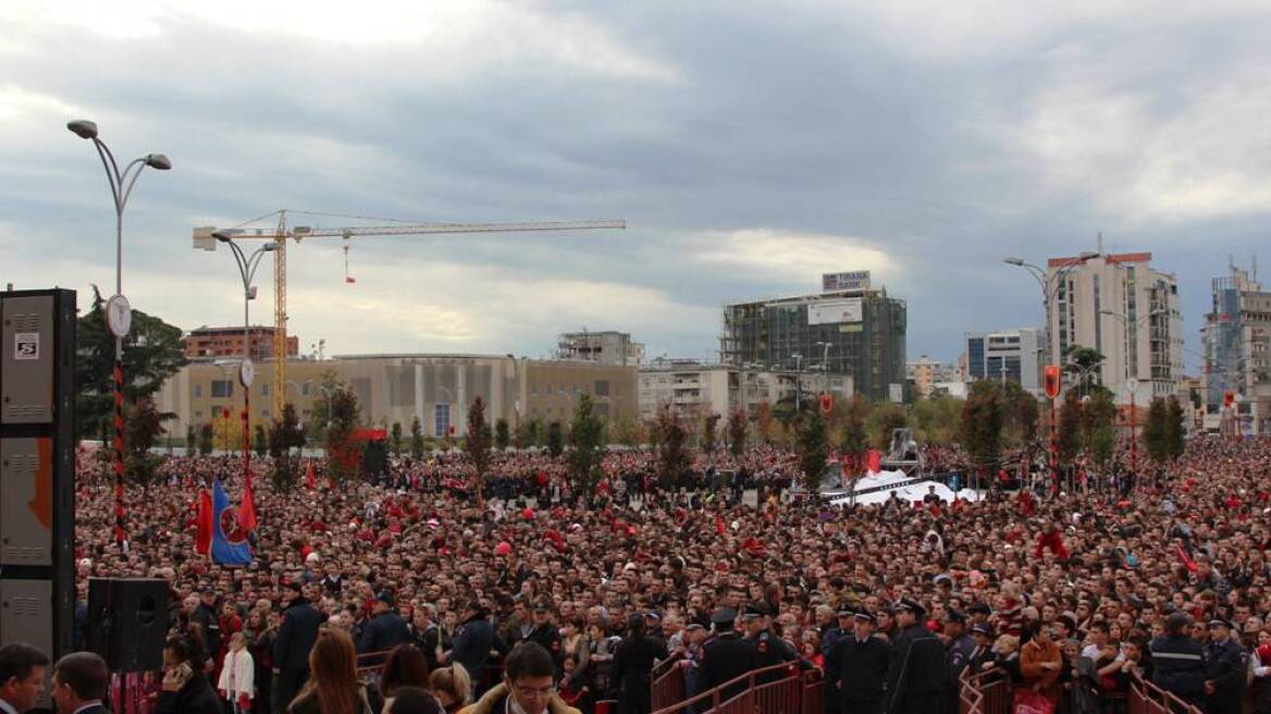 Τίρανα: Μολότοφ και δακρυγόνα σε μεγάλη διαδήλωση κατά του Ράμα