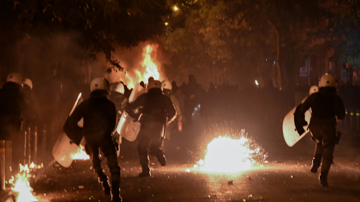 Βράδυ με μολότοφ κατά των ΜΑΤ στα Εξάρχεια 