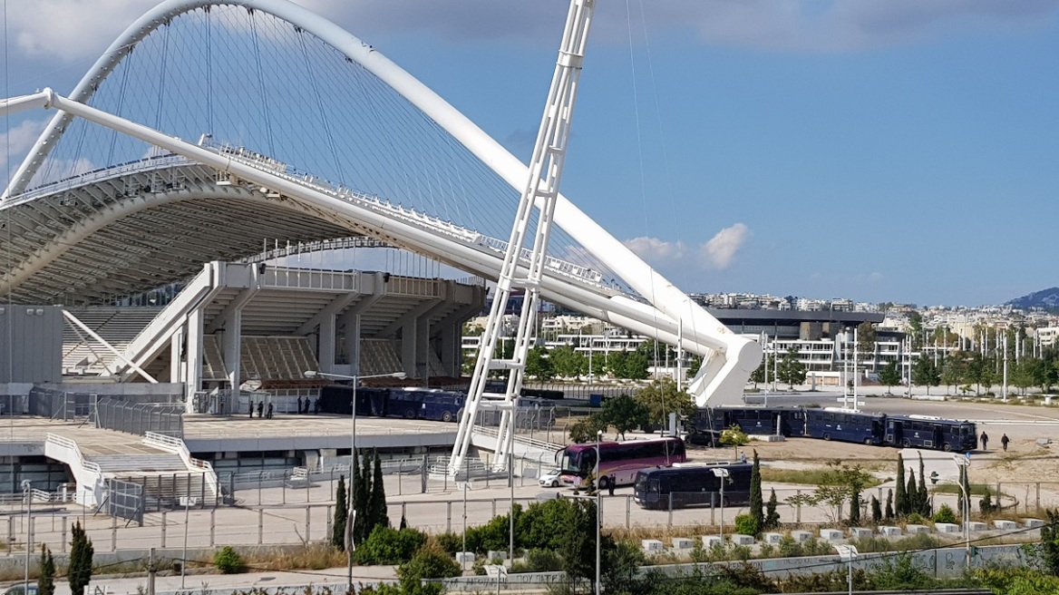 Φωτογραφία: Οι κλούβες της Αστυνομίας έξω από το ΟΑΚΑ