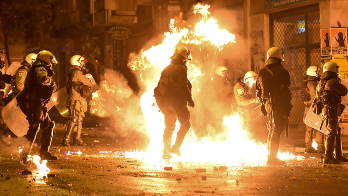  Εξάρχεια - Κουμουνδούρου: Νύχτα επεισοδίων από κουκουλοφόρους