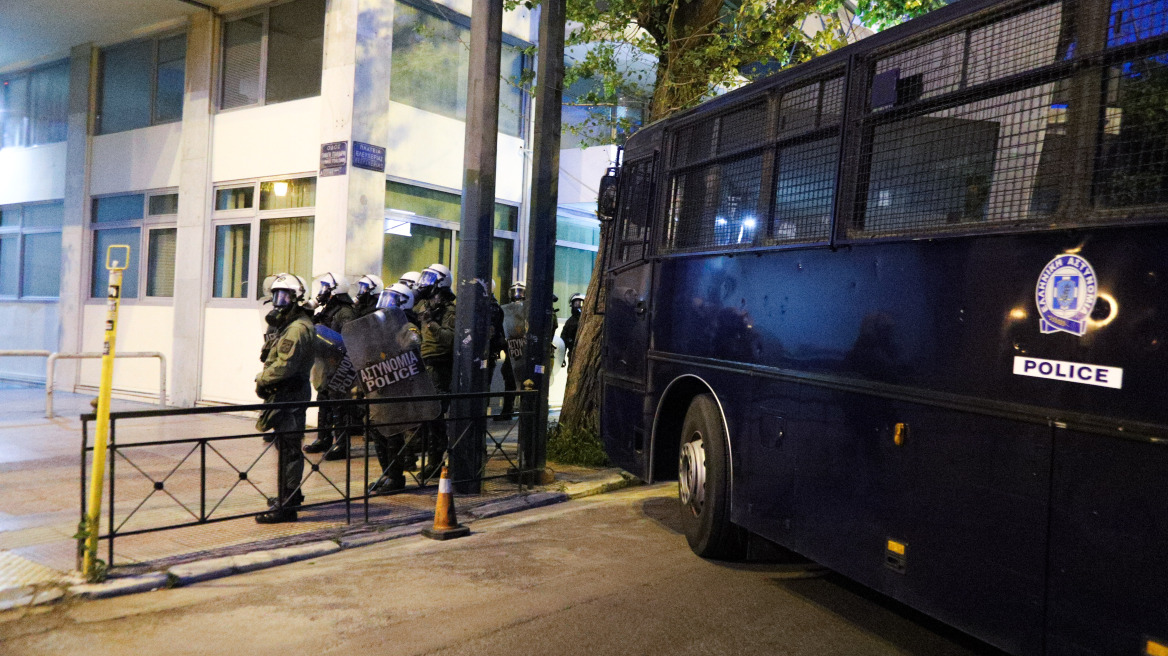 Επίθεση με μολότοφ κατά των ΜΑΤ στα γραφεία του ΣΥΡΙΖΑ: Ο γιος του Βούτση ανάμεσα στους προσαχθέντες