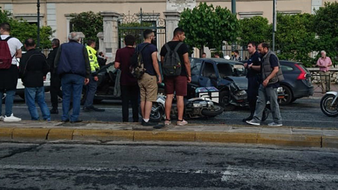 Φωτογραφίες: Καραμπόλα τεσσάρων οχημάτων στη Β. Σοφίας - Τρεις τραυματίες