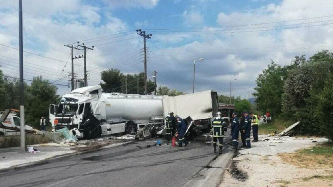 Βίντεο από το τροχαίο με εγκλωβισμένους στην Κορωπίου - Μαρκοπούλου: Βυτιοφόρο συγκρούστηκε με φορτηγό