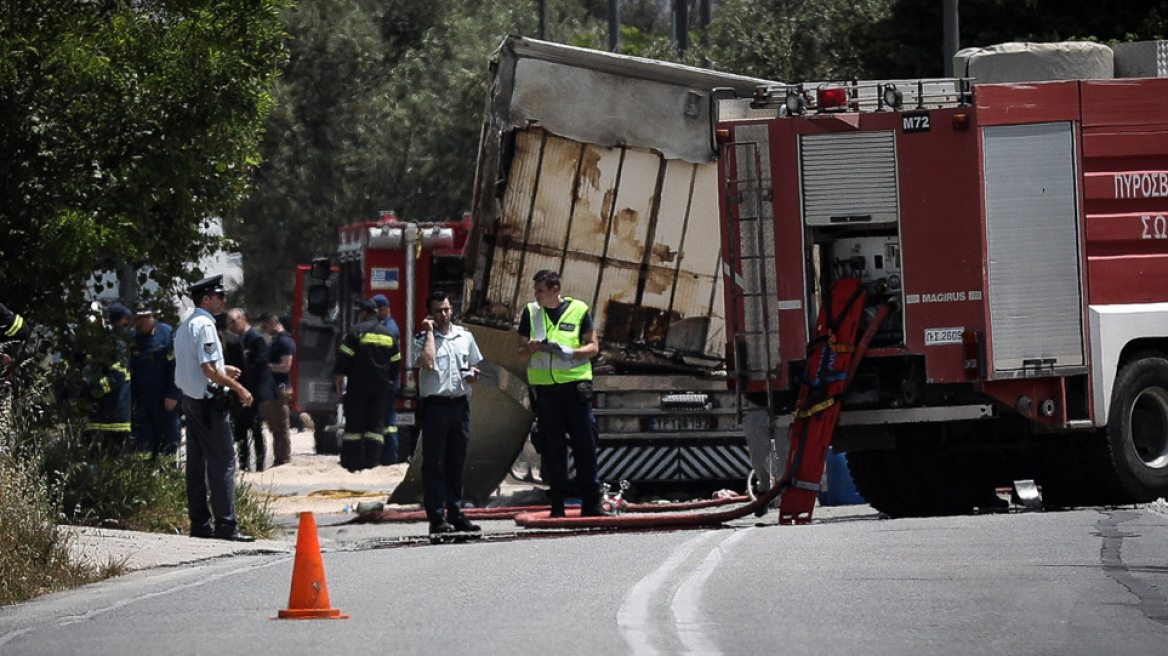 Τροχαίο με βυτιοφόρο:  Αποκλεισμένη ως αργά το βράδυ η περιοχή από το φόβο για έκρηξη