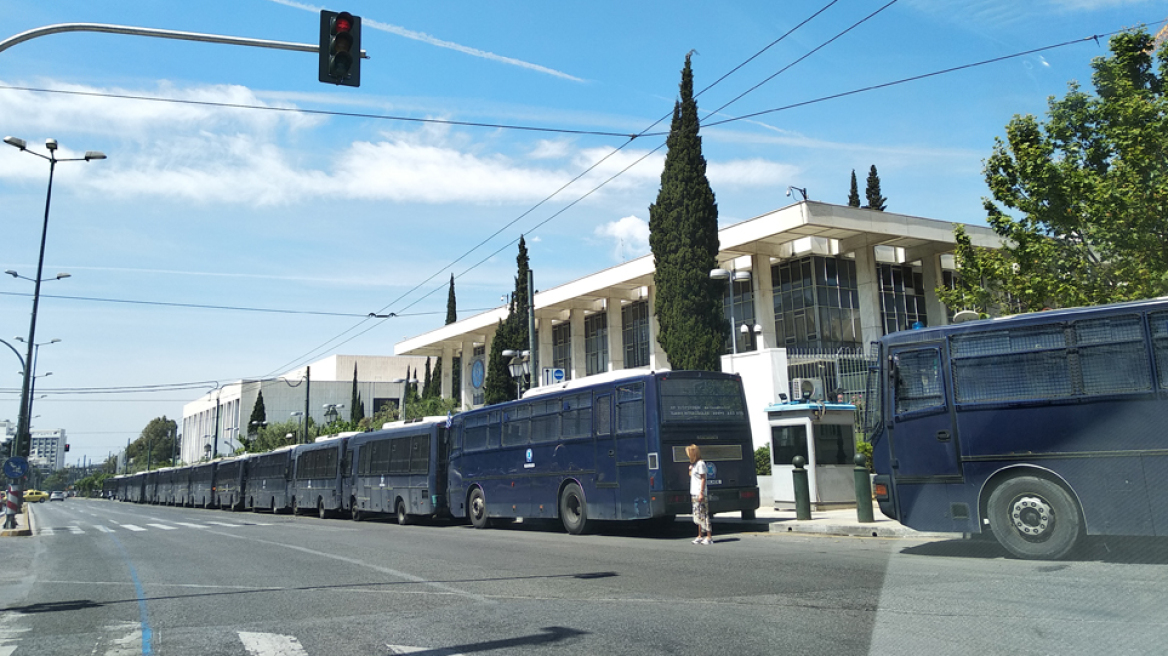 Πορείες και συγκεντρώσεις αυτήν την ώρα στο κέντρο της Αθήνας