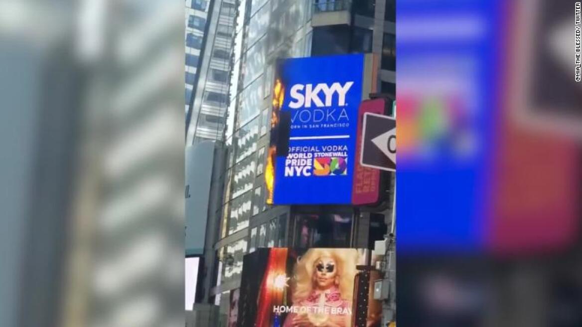 Πυρκαγιά σε γιγαντοοθόνη στην Times Square