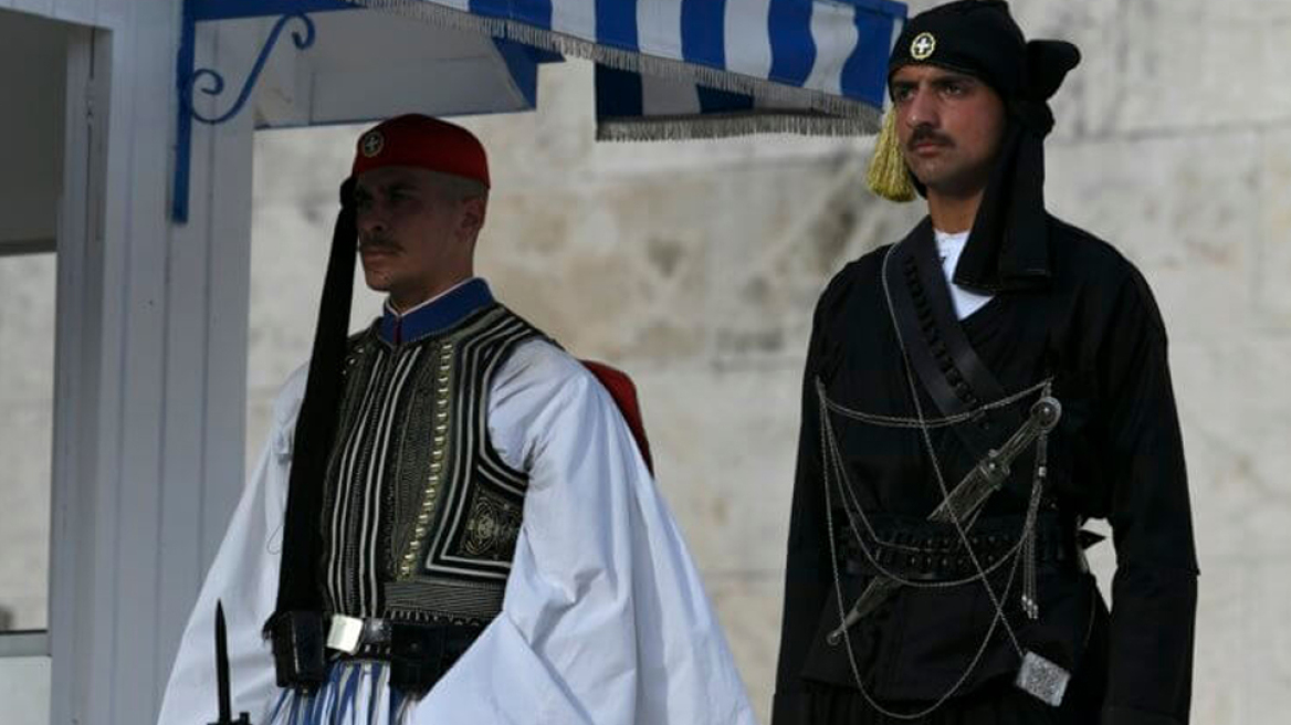 Πόντιοι Εύζωνες άλλαξαν τους Τσολιάδες εις μνήμην της Γενοκτονίας των Ποντίων