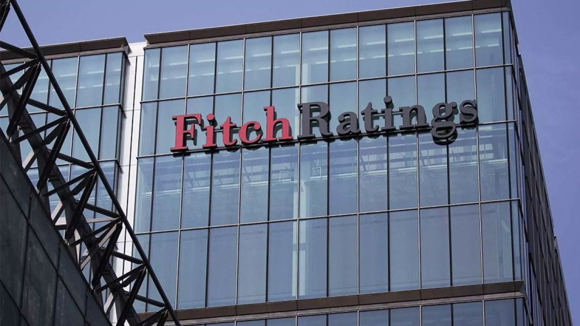 «Έκπληκτη» η Fitch από τις παροχές Τσίπρα: Δεν περιμέναμε τέτοια αντιστροφή των μνημονιακών μέτρων