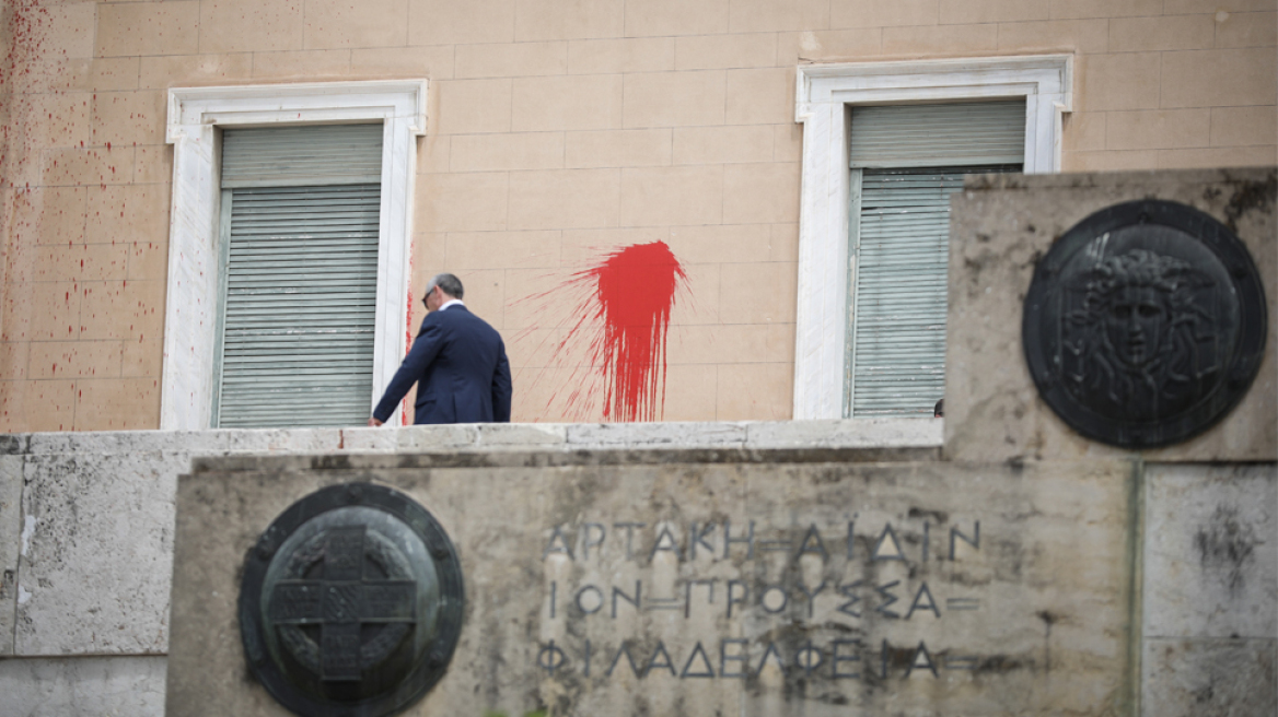 Ρουβίκωνας: Επίθεση στη Βουλή με μπογιές και καπνογόνα 