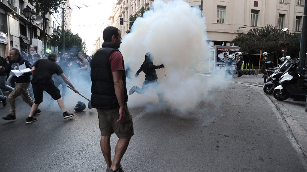 Πορεία για τον Κουφοντίνα: Χημικά στη Σταδίου - Κλειστό το κέντρο της Αθήνας 