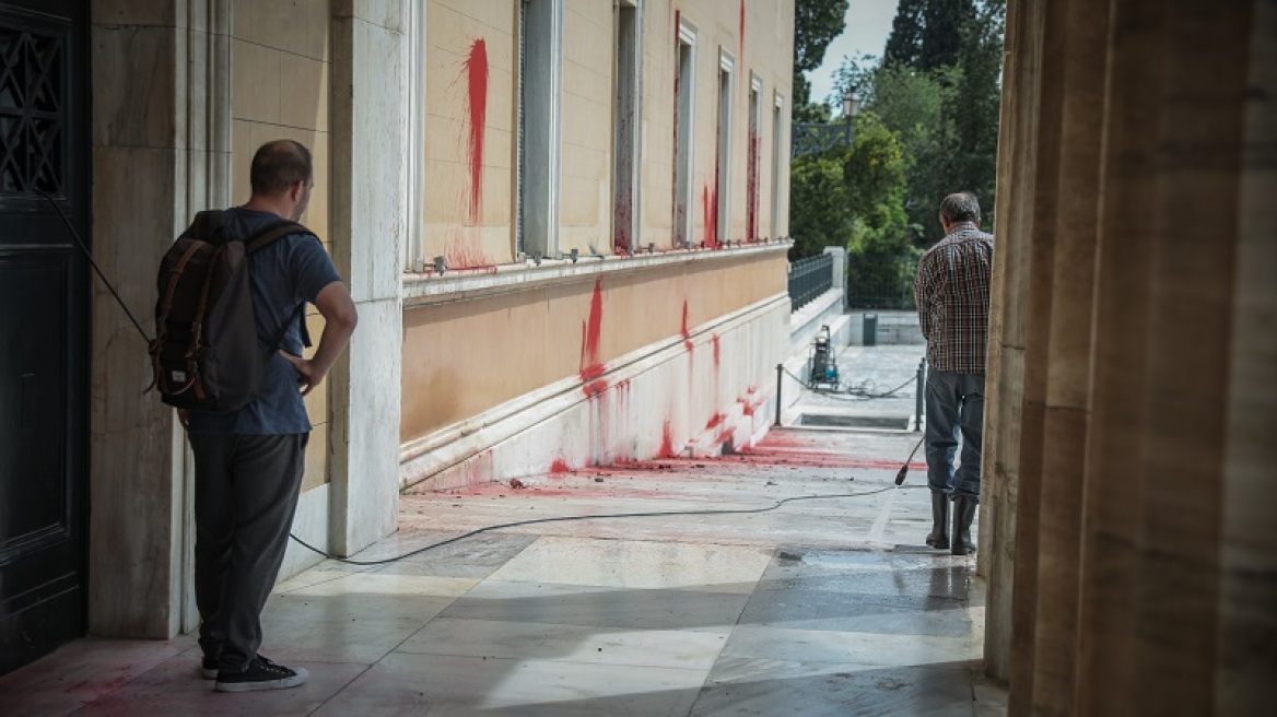 Επίθεση Ρουβίκωνα στη Βουλή: Σε σύλληψη μετατράπηκε η προσαγωγή 36χρονου