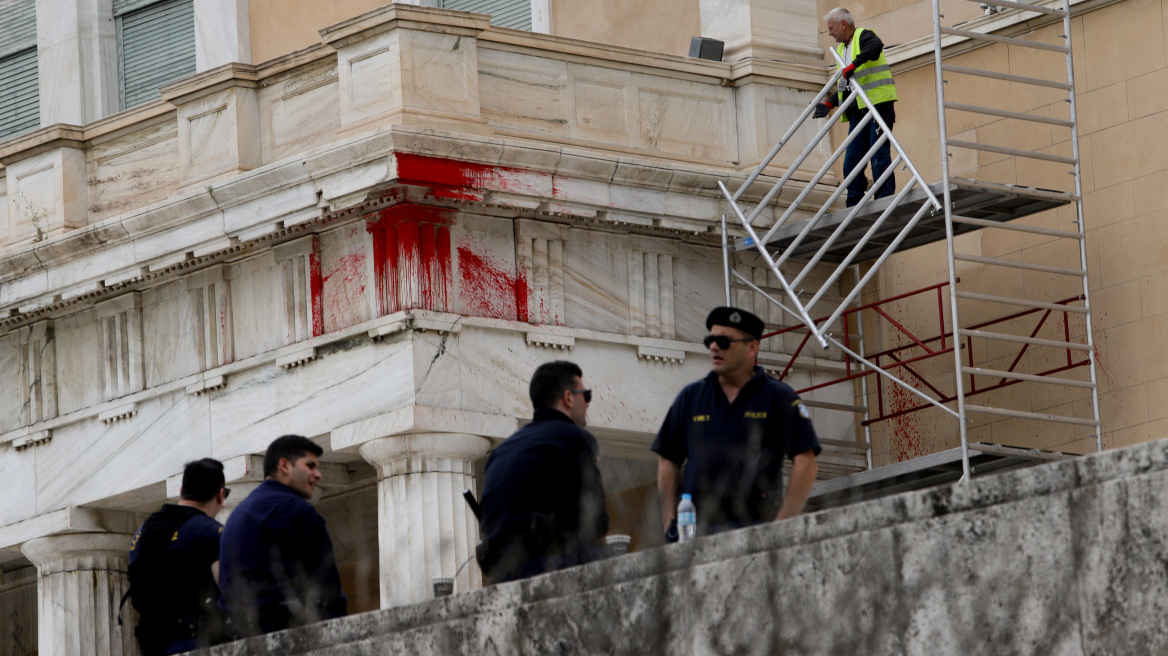 Άνδρας προσπάθησε να ανέβει στη Βουλή... σαν το Ρουβίκωνα