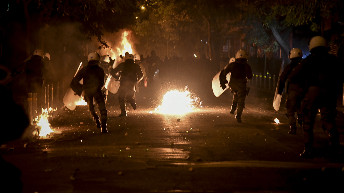 Επίθεση με μολότοφ σε ΜΑΤ στην οδό Τοσίτσα