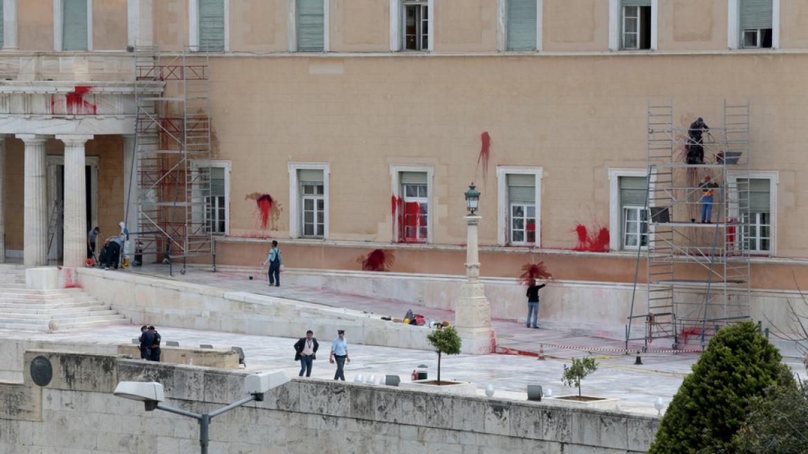 Καθαρίζουν τις μπογιές του Ρουβίκωνα στη Βουλή υπό το βλέμμα αστυνομικών και τουριστών