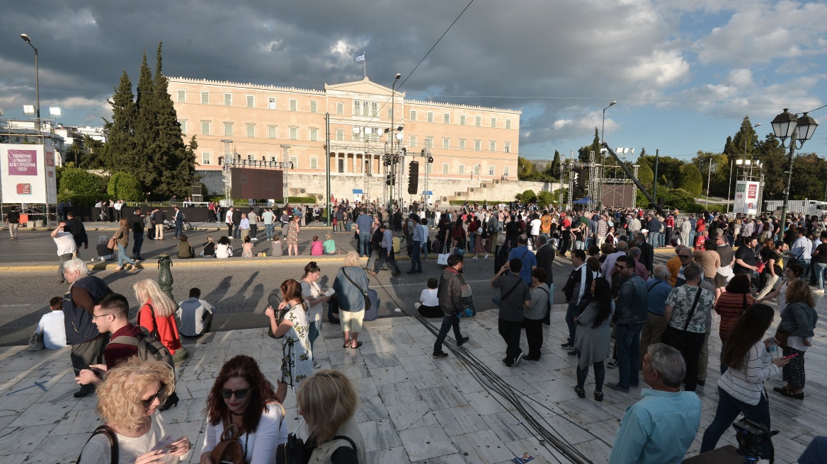 Μικρή ακόμα η προσέλευση στο Σύνταγμα ενόψει της ομιλίας Τσίπρα