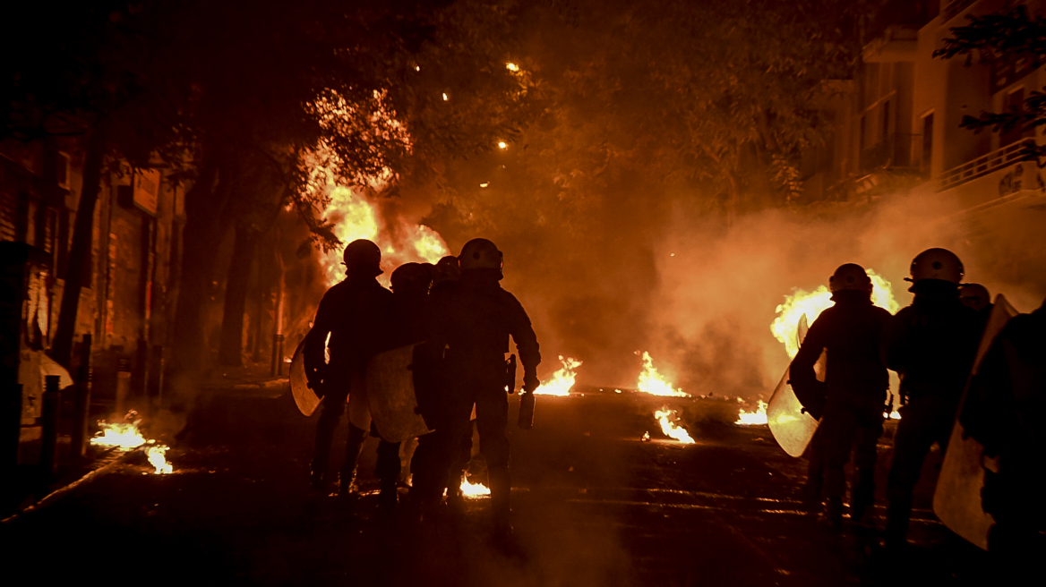 Επίθεση με μολότοφ σε ΜΑΤ κοντά στο Πολυτεχνείο - Κάηκε αυτοκίνητο