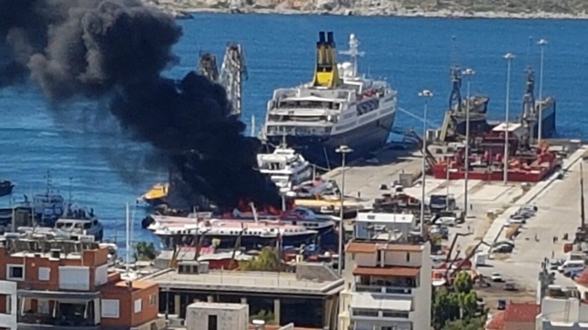 Φωτιά σε ιπτάμενο δελφίνι στο Πέραμα - Δείτε βίντεο με το πλοίο τυλιγμένο στις φλόγες